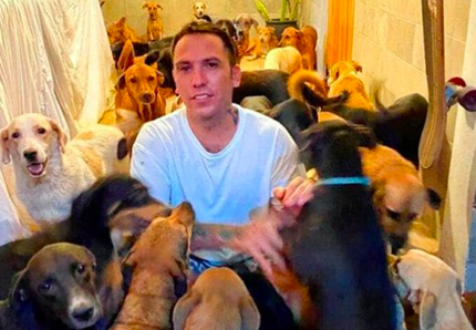 Uragano: si chiude in casa con 300 cani